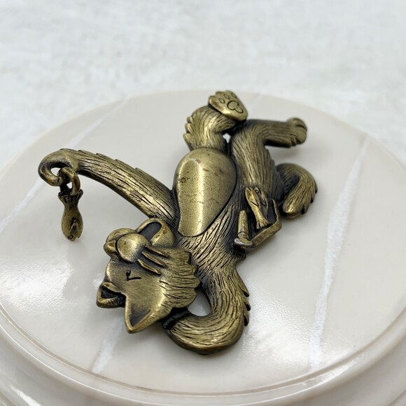 Vintage Signed JJ Jonette Jewelry Gold Tone Figural Cat Brooch Pin w/ Fish Charm - Picture 4 of 8